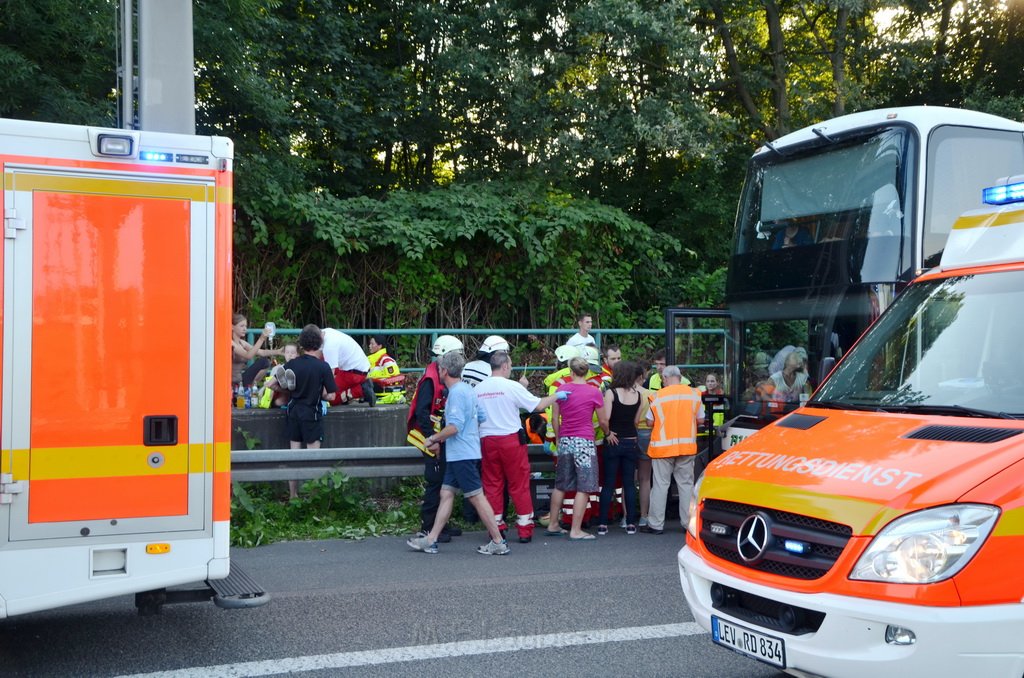 Einsatz BF Koeln Klimaanlage Reisebus defekt A 3 Rich Koeln hoehe Leverkusen P012.JPG